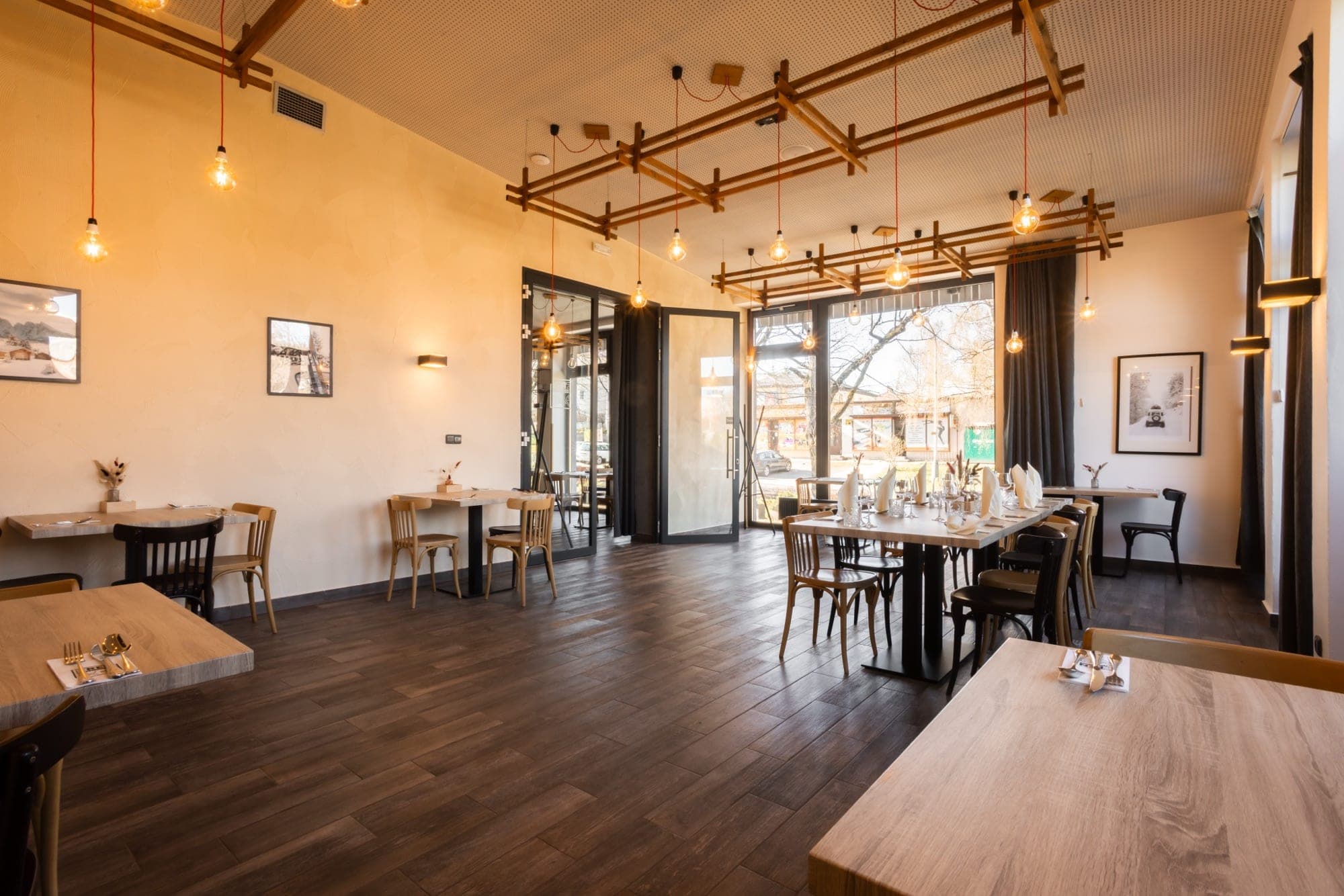 Hlavní sál s velkými okny