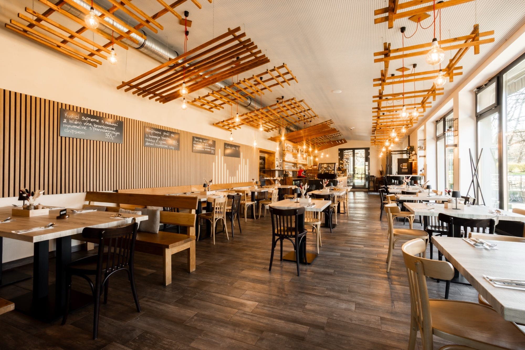 Prostřený stůl s bílými ubrousky