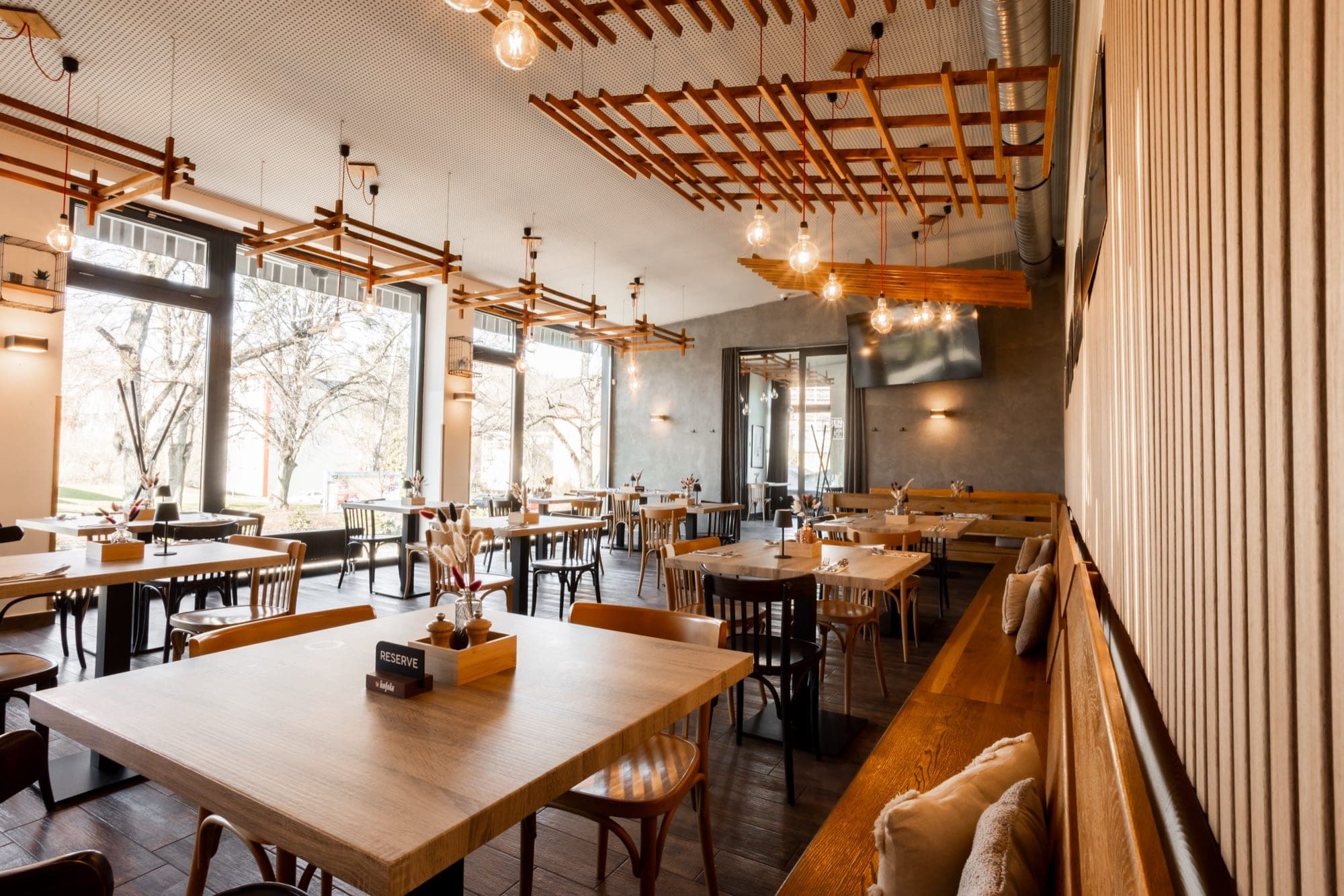 Široký pohled na restauraci