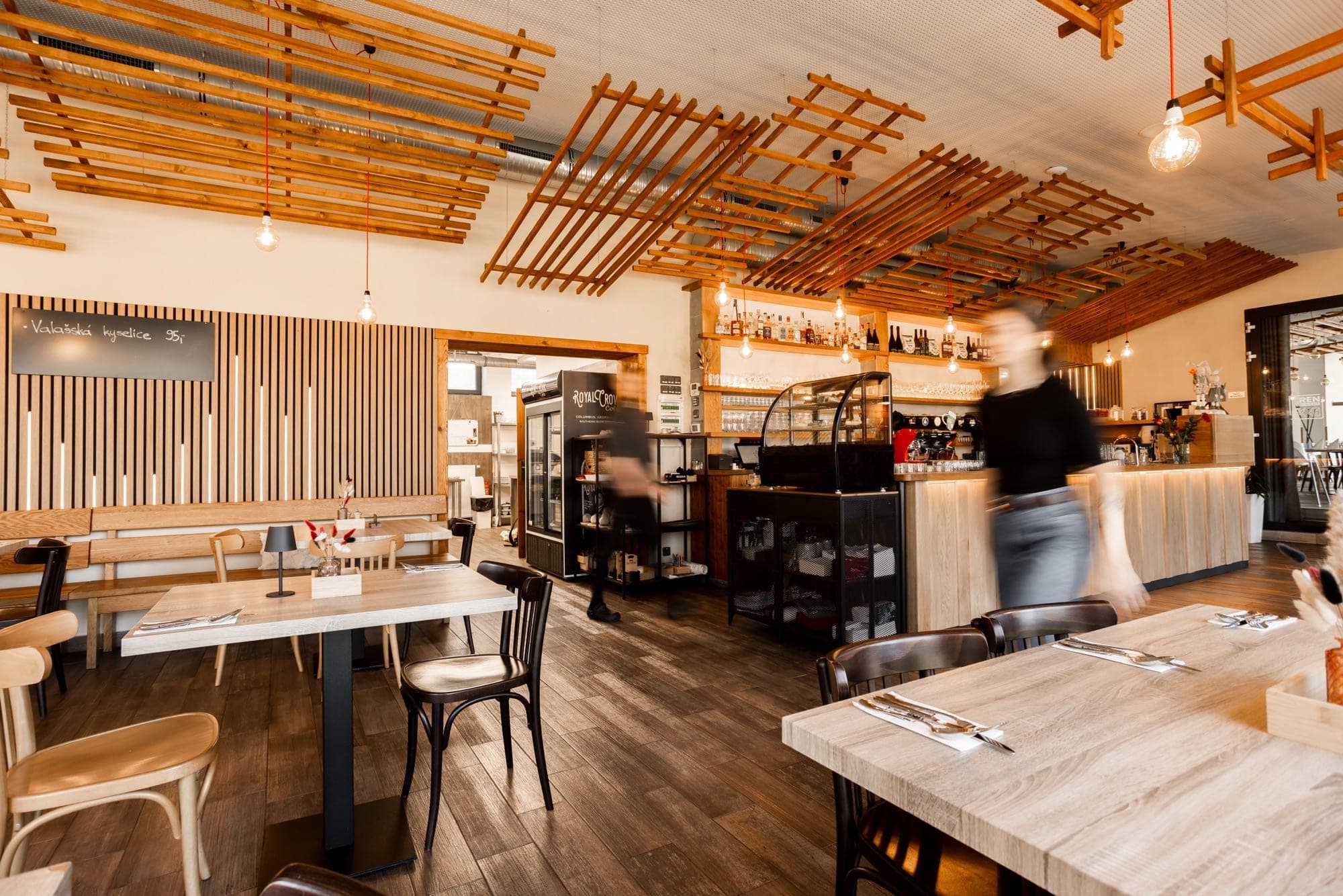 Rezervovaný stůl s lampičkou