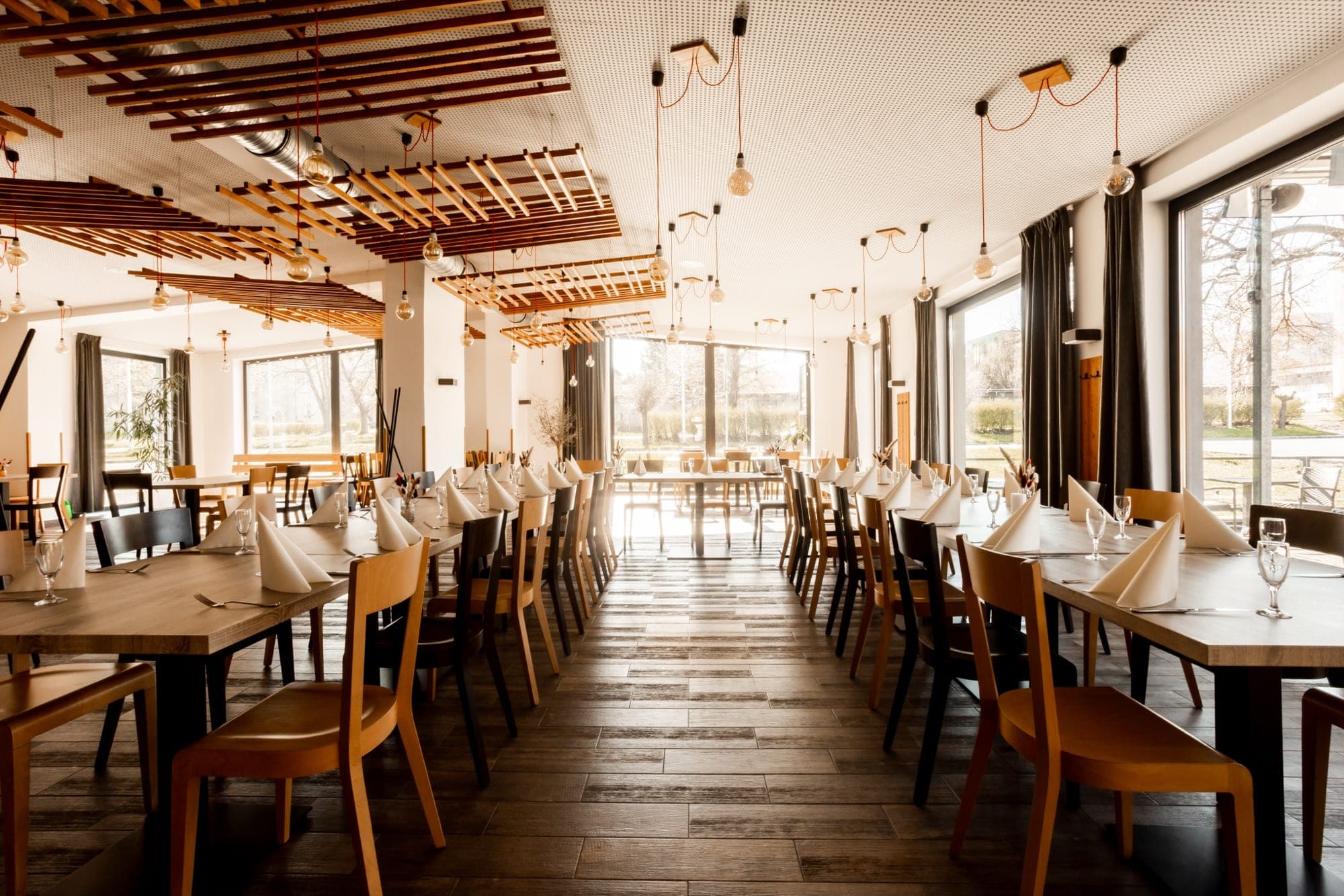 Řada prostřených stolů