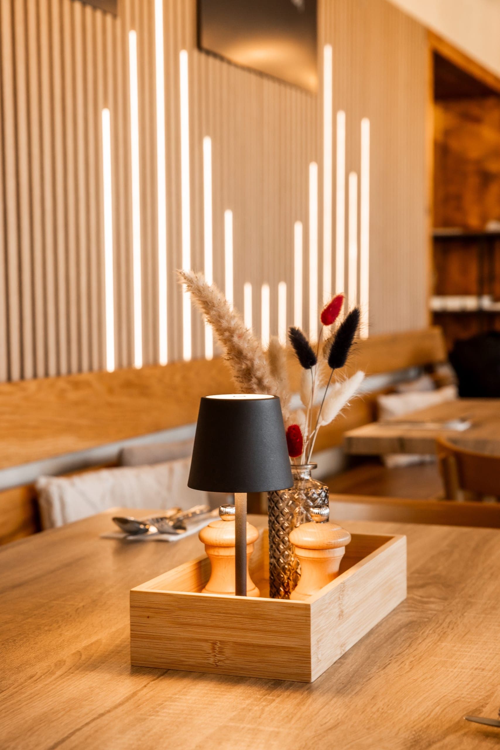 Detail na stůl s květinami