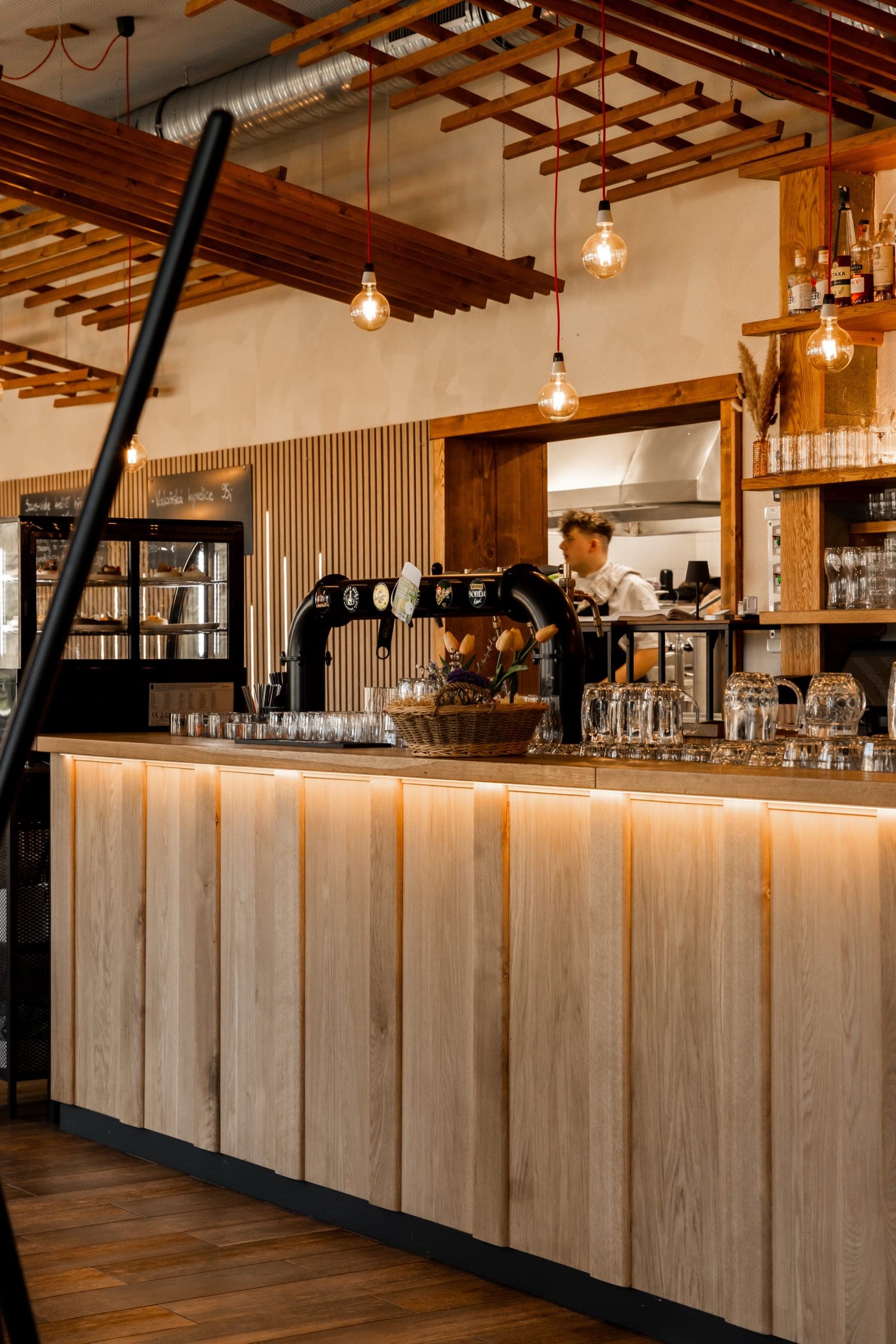 Barista u kavového baru