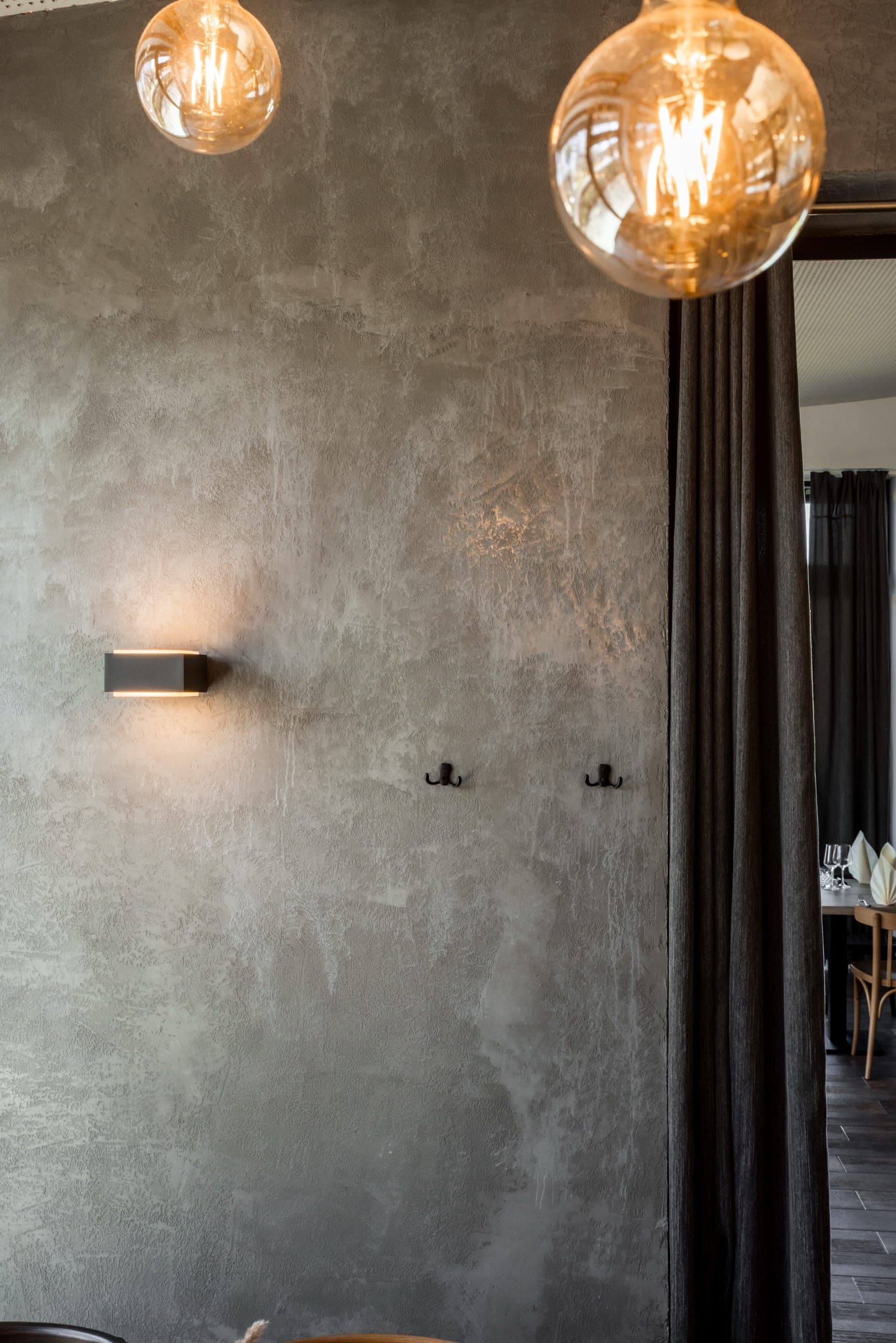 Zlaté závěsné lampy