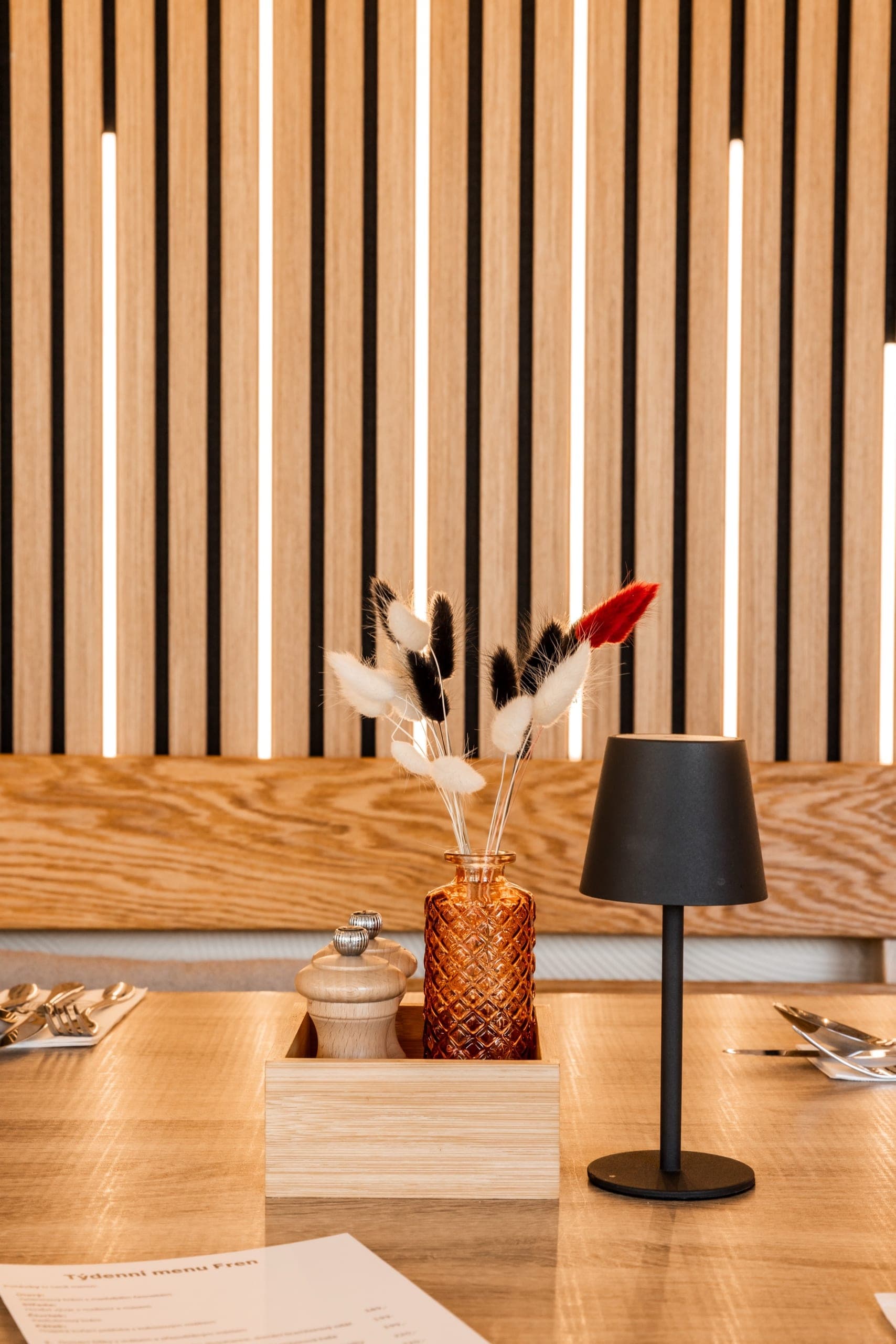 Dekorace na stole se sušenými květy