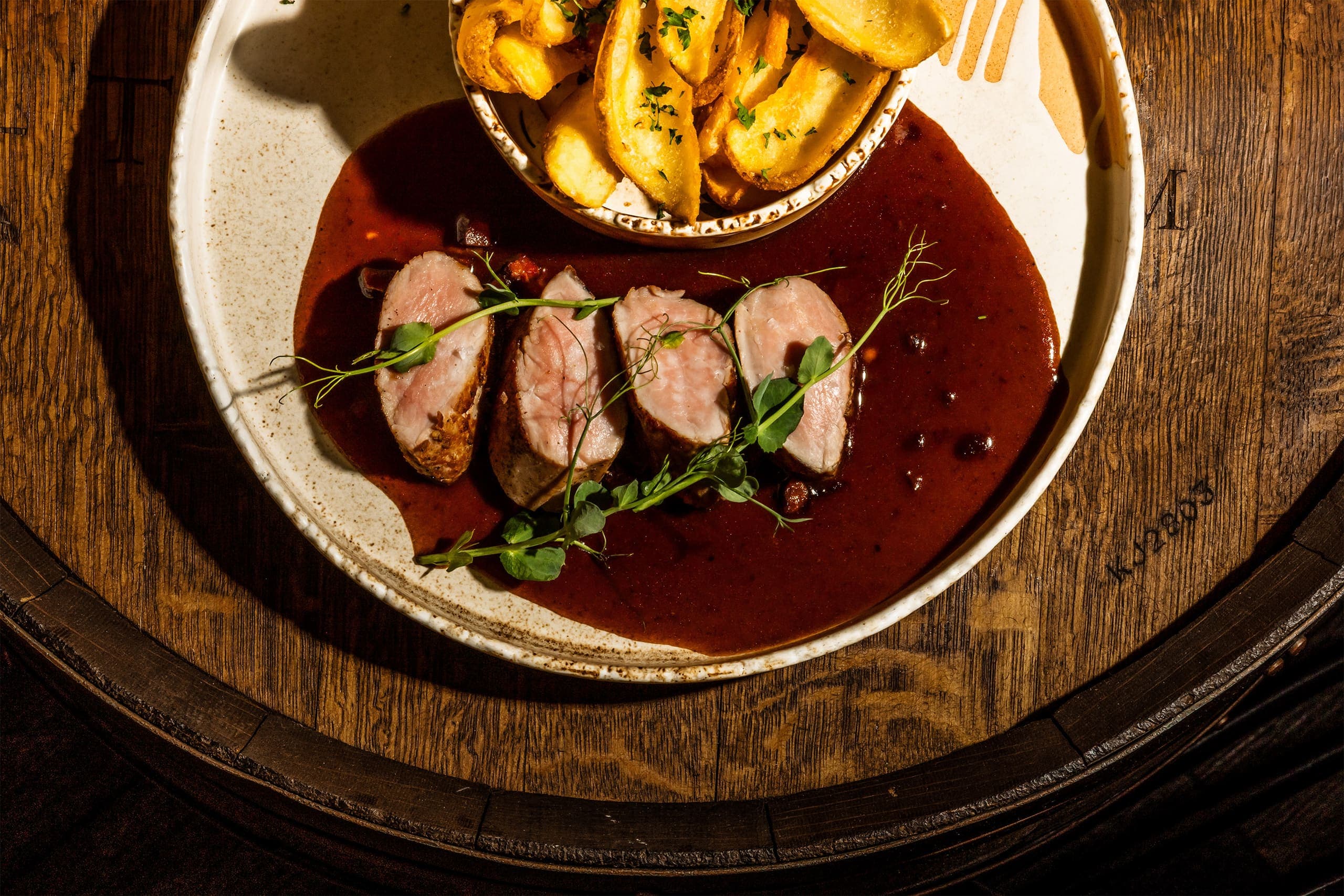 Terasa — zlaté lampy